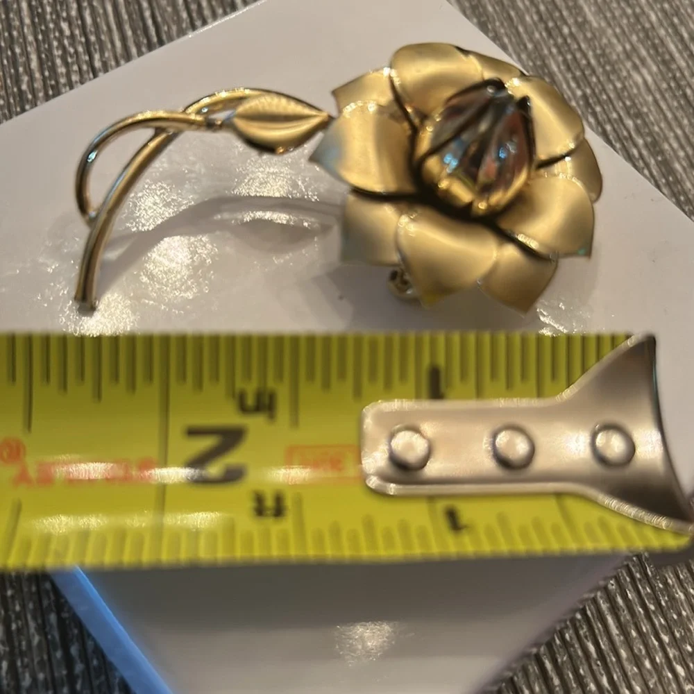 Vintage floral brooch 3D brushed gold tone finish  nature romantic cottagecore